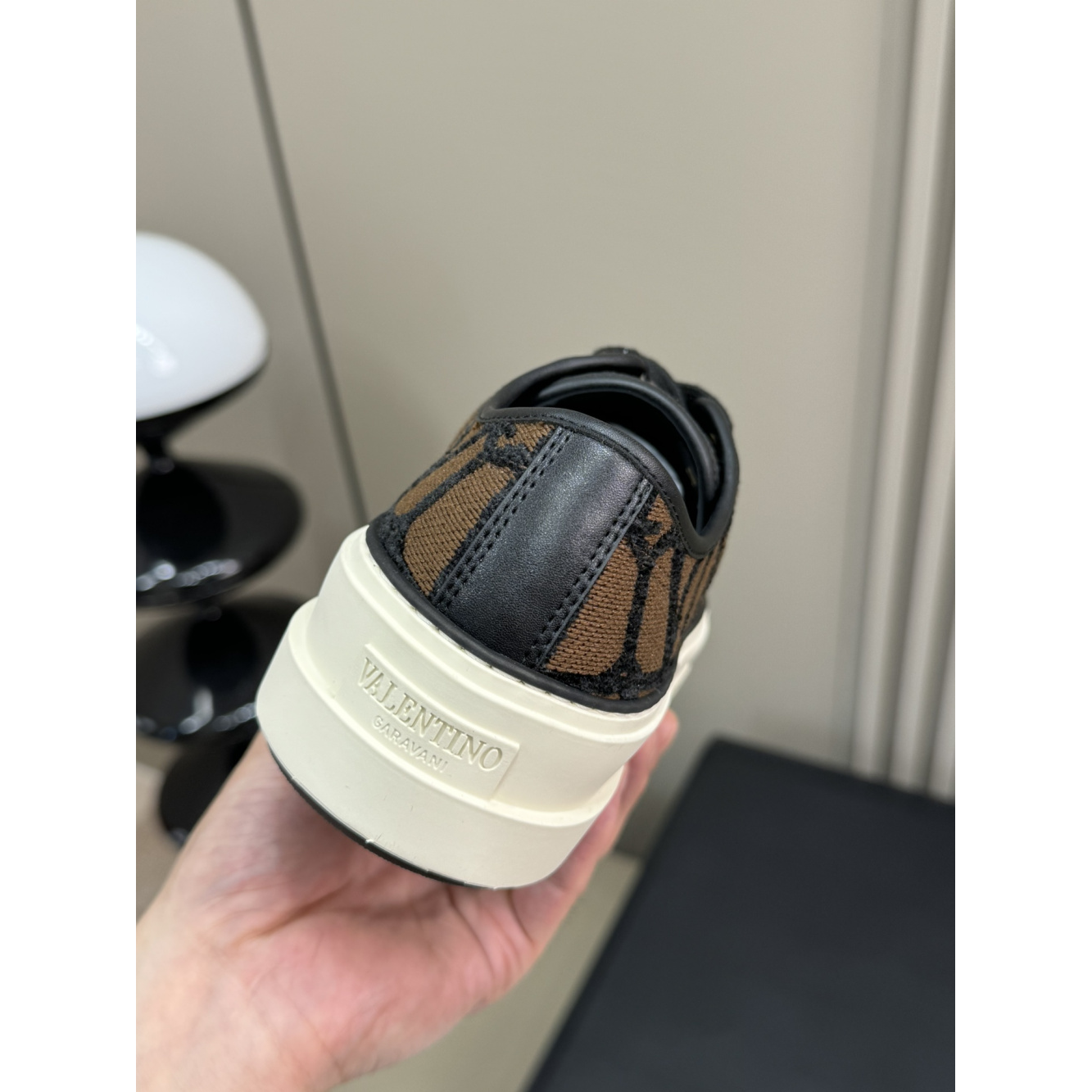 Tênis Valentino Garavani Toile Iconographe Totaloop Low-Top Marrom/Preto
