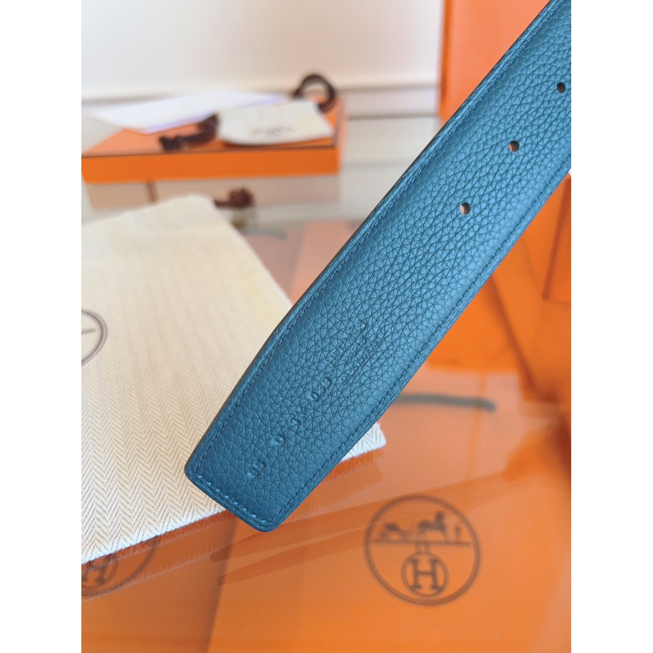 Cinto Hermès Constance e Correia Reversível em Couro 3.8cm Preto/Azul Ferragem Dourada