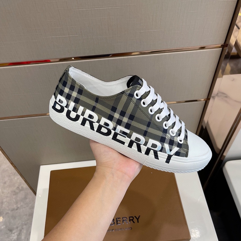 Burberry Tênis Verde Militar c/ Branco Cano Baixo