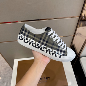Burberry Tênis Verde Militar c/ Branco Cano Baixo