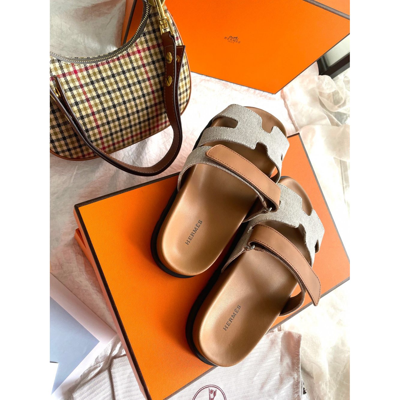 Sandália Hermès Chypre em Camurça Marrom/Off