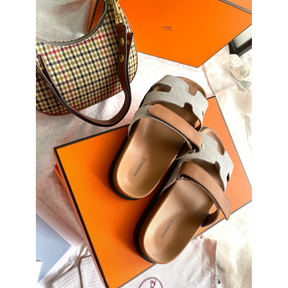 Sandália Hermès Chypre em Camurça Marrom/Off