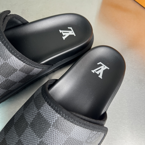 Chinelo Slide Louis Vuitton LV Miami Mule Jacquard Damier Cinza Sandália