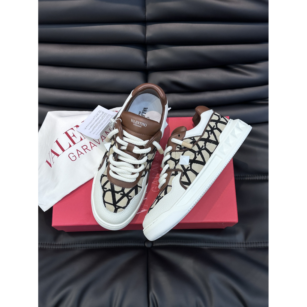 Tênis Valentino Garavani One Stud XL em Couro Nappa e tecido Toile Iconographe Bege/Preto