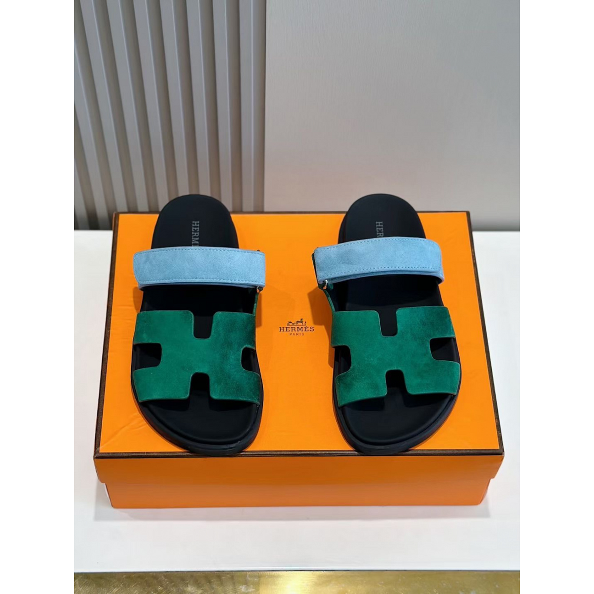 Sandália Hermès Chypre em Camurça Verde/Azul