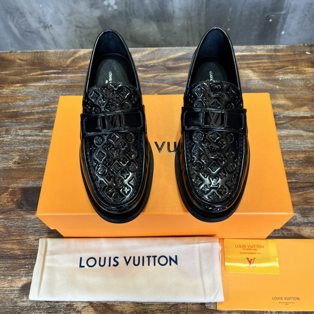 Louis Vuitton Loafer Major Couro Preto Monogram em Relevo