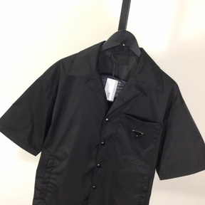 Camisa Prada em Re-Nylon com mangas curtas e Logotipo triangular em metal esmaltado
