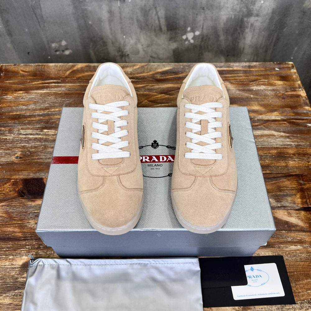 Prada Tênis em Camurça Bege com Logo