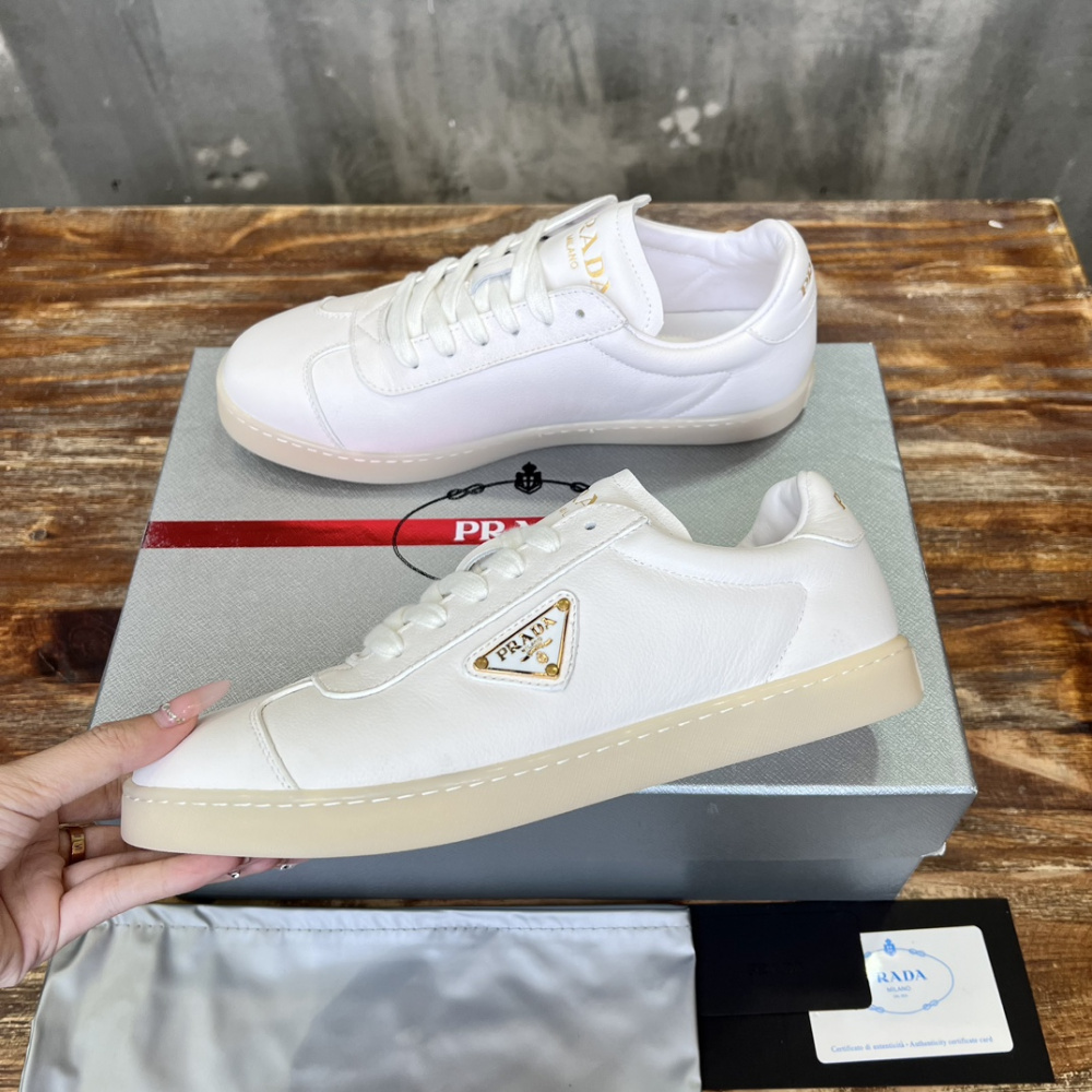 Prada Tênis de Couro com Logo Branco