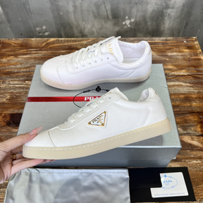Prada Tênis de Couro com Logo Branco