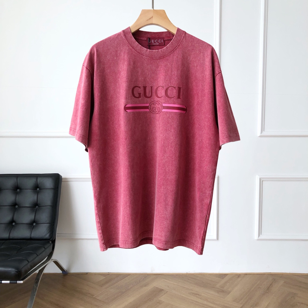 Camiseta Gucci com Placa de Logo Bordô