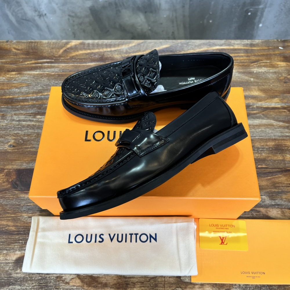 Louis Vuitton Loafer Major Couro Preto Monogram em Relevo