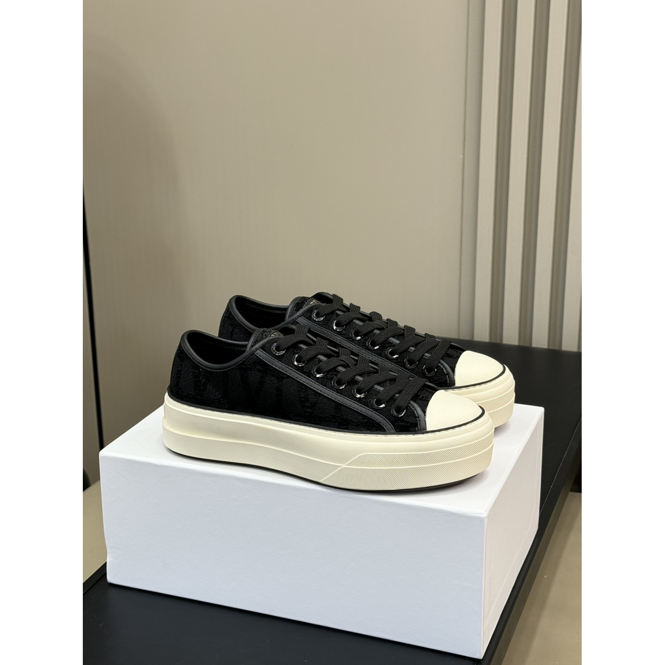 Tênis Valentino Garavani Toile Iconographe Totaloop Low-Top Preto