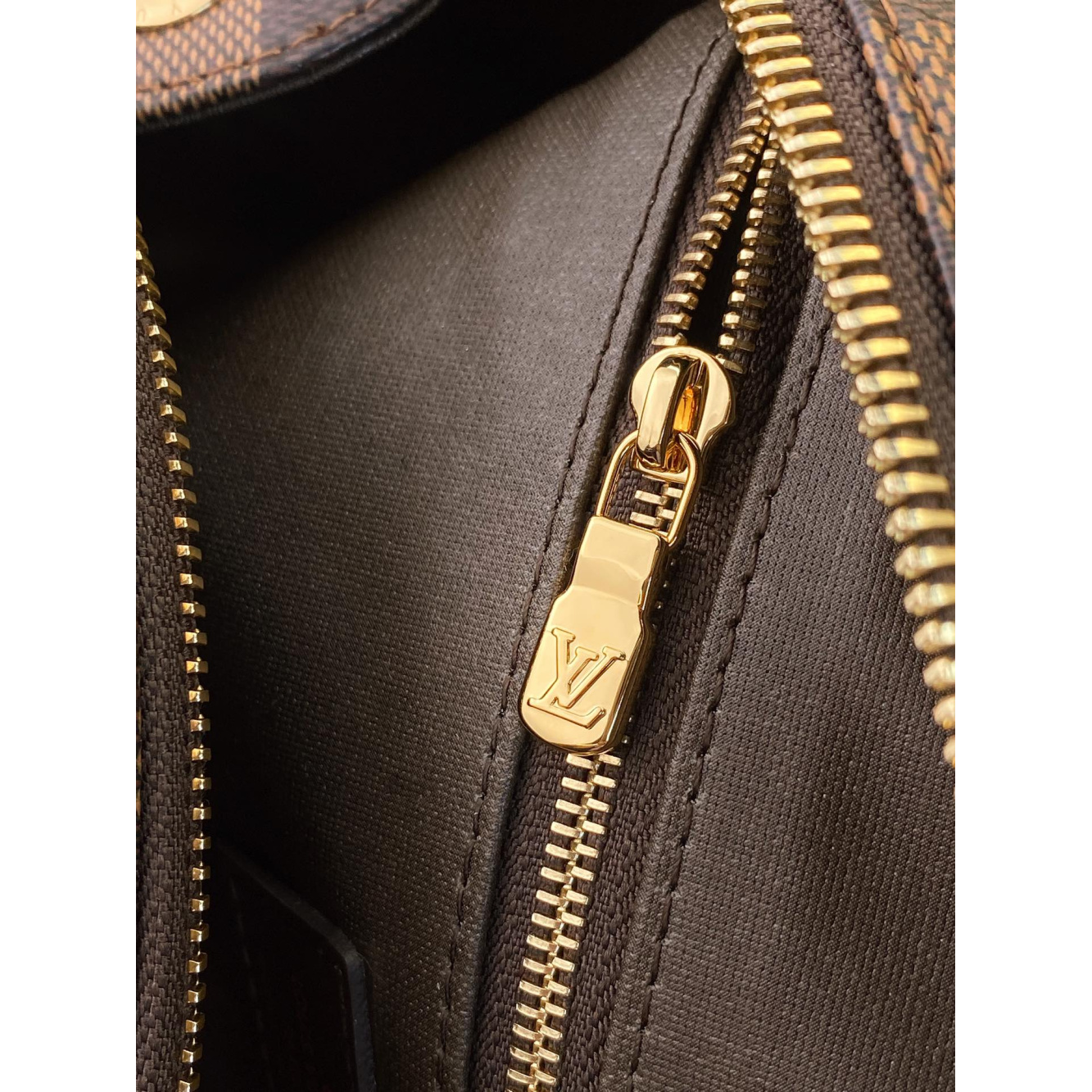 Necessaire Louis Vuitton LV Couro Damier Ébène 28x16x13CM