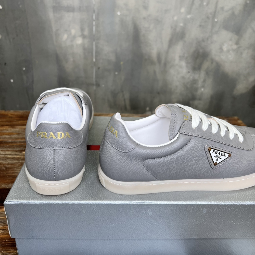 Prada Tênis de Couro com Logo Cinza