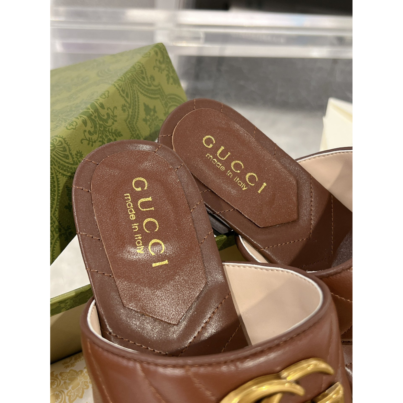 Sandália Gucci com Double G Marrom
