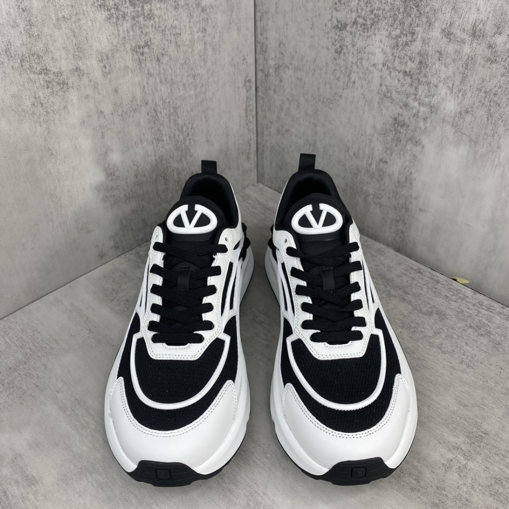 Tênis Valentino Garavani True Act Sneakers Branco/Preto