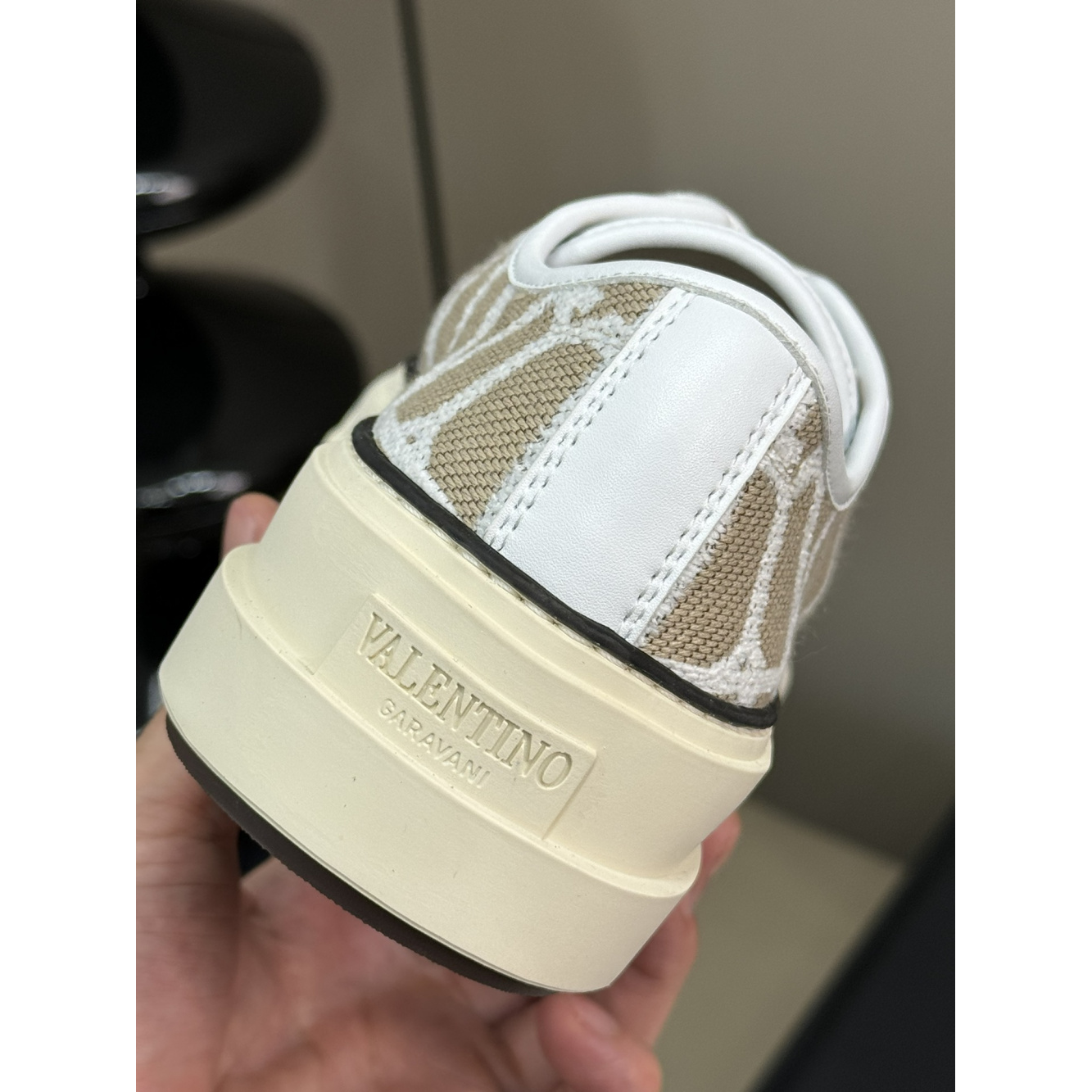 Tênis Valentino Garavani Toile Iconographe Totaloop Low-Top Off/Bege