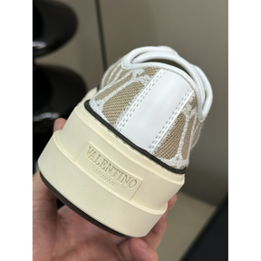 Tênis Valentino Garavani Toile Iconographe Totaloop Low-Top Off/Bege