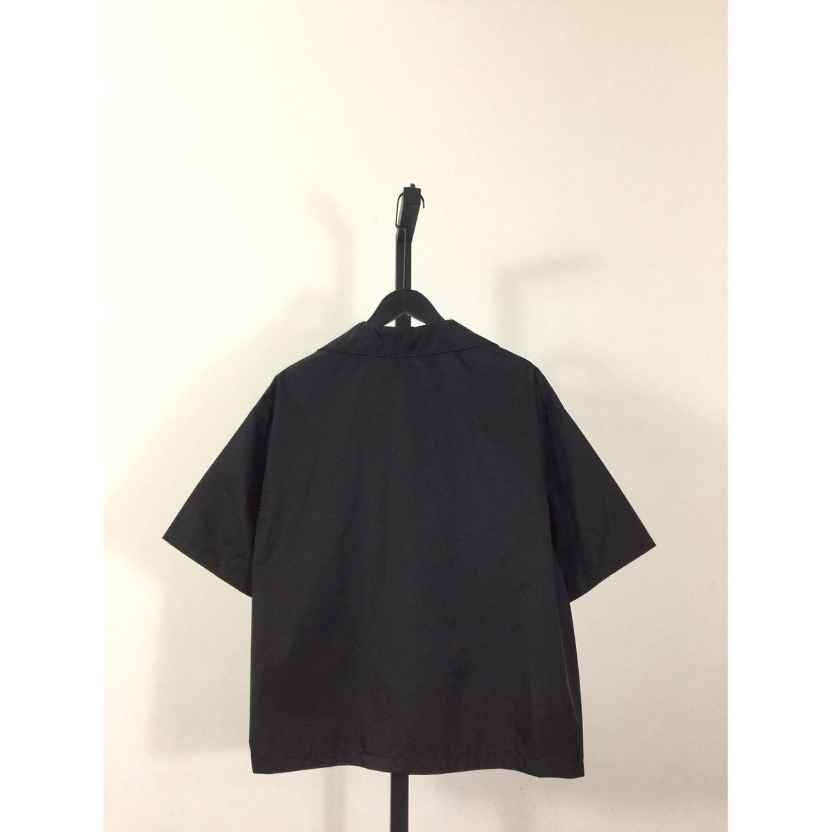 Camisa Prada em Re-Nylon com mangas curtas e Logotipo triangular em metal esmaltado