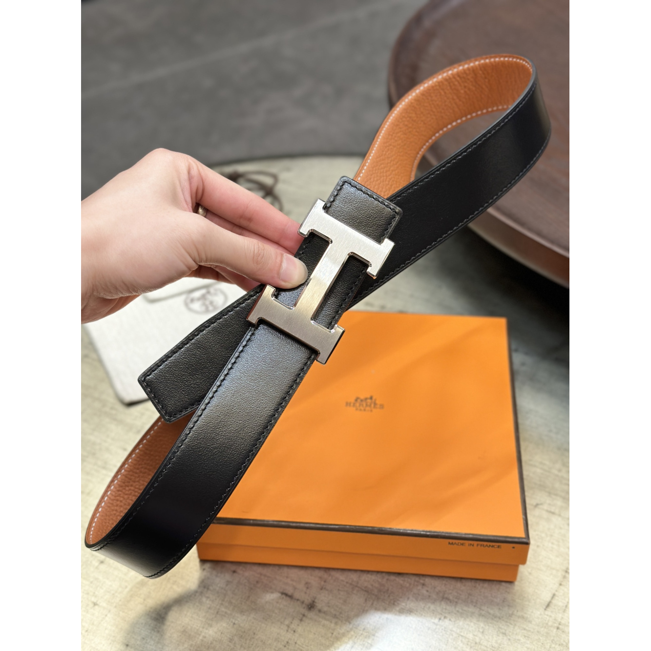 Cinto Hermès Constance e Correia Reversível em Couro 3.8cm Preto/Caramelo Ferragem Prata