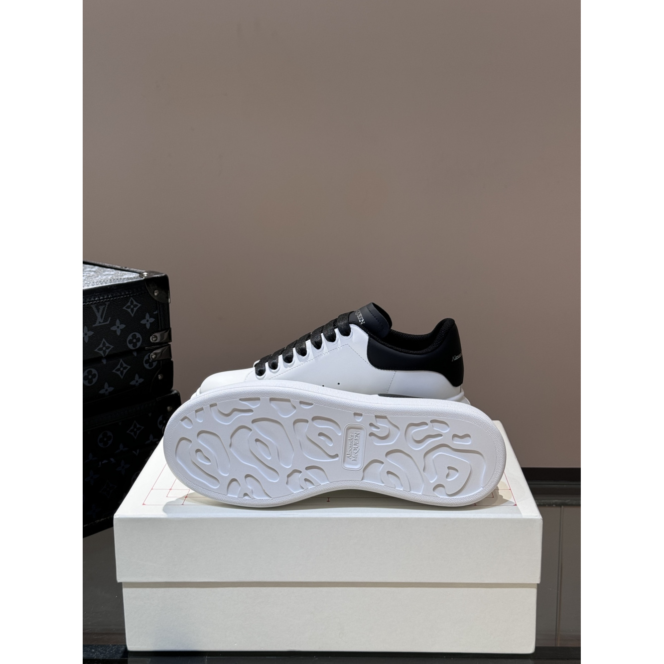 Tênis Alexander Mcqueen Cano Baixo Oversized Preto/Branco