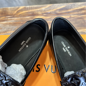 Louis Vuitton Loafer Major Couro Preto Monogram em Relevo
