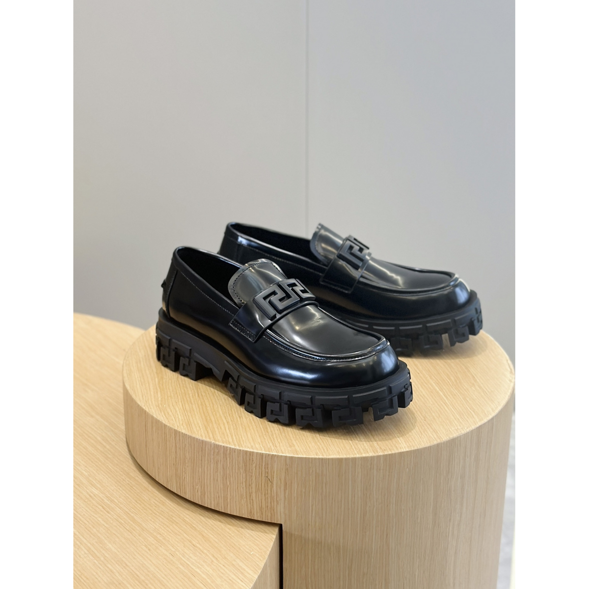 Tênis Versace Loafer Logo Preta