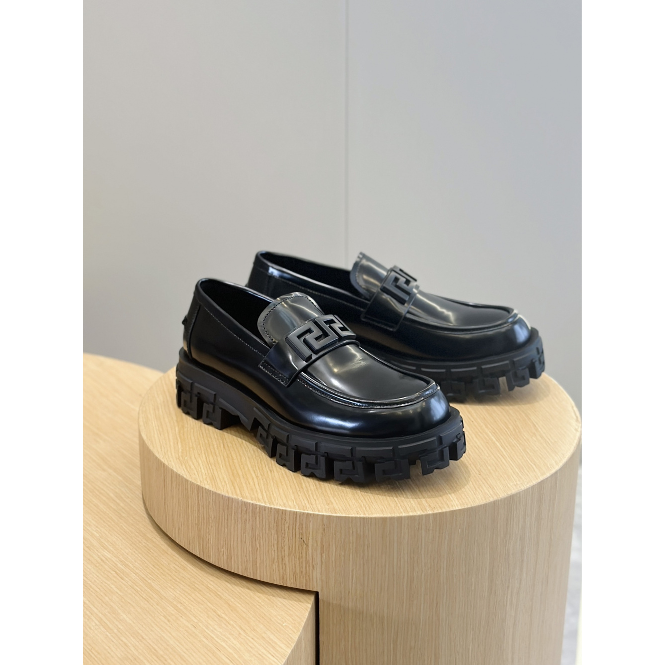 Tênis Versace Loafer Logo Preta