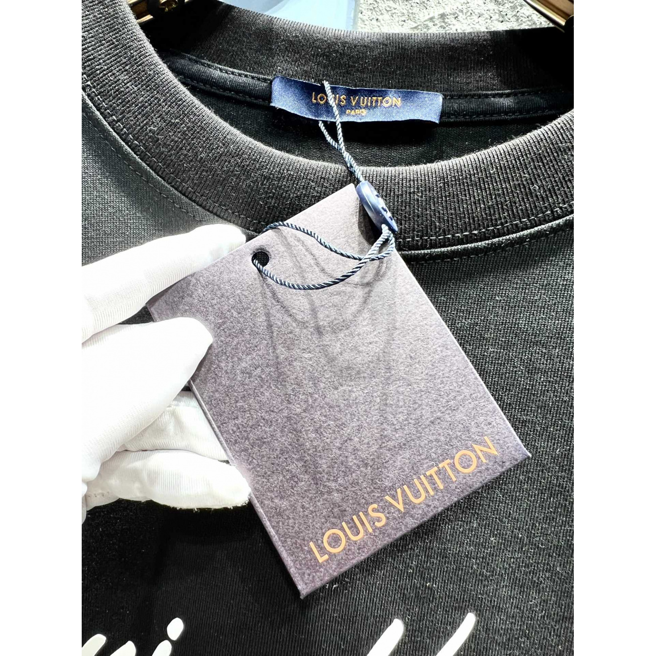 Camiseta de Algodão Louis Vuitton Logo em 3D Preta
