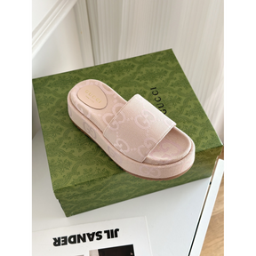 Sandália Gucci GG Maxi Canvas Flatform Slide Rosa