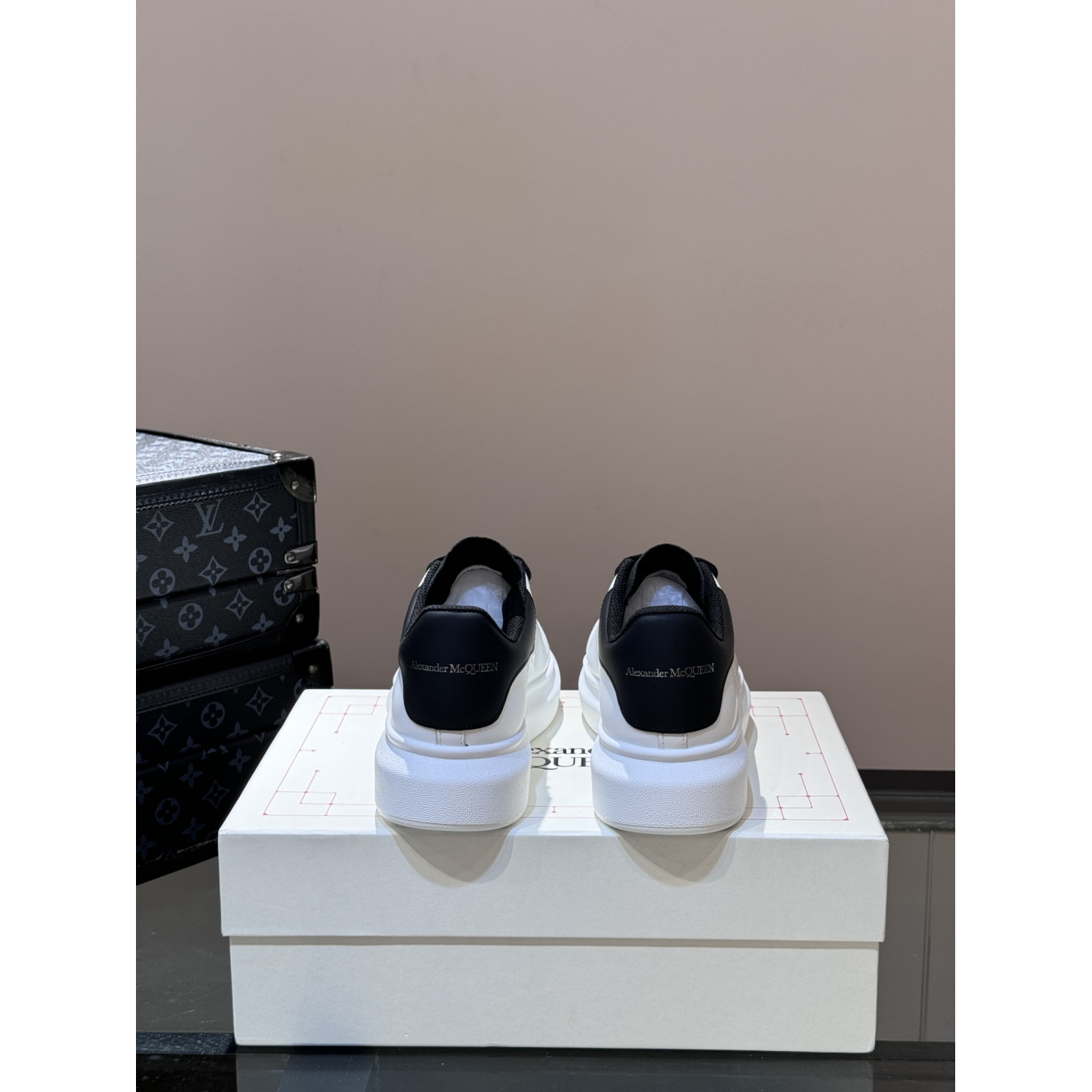 Tênis Alexander Mcqueen Cano Baixo Oversized Preto/Branco