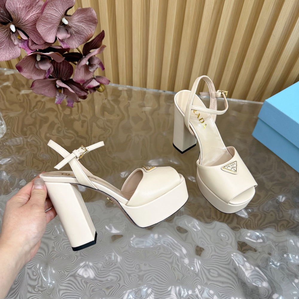 Sandália Salto Prada de Couro Envernizado cor Neutra