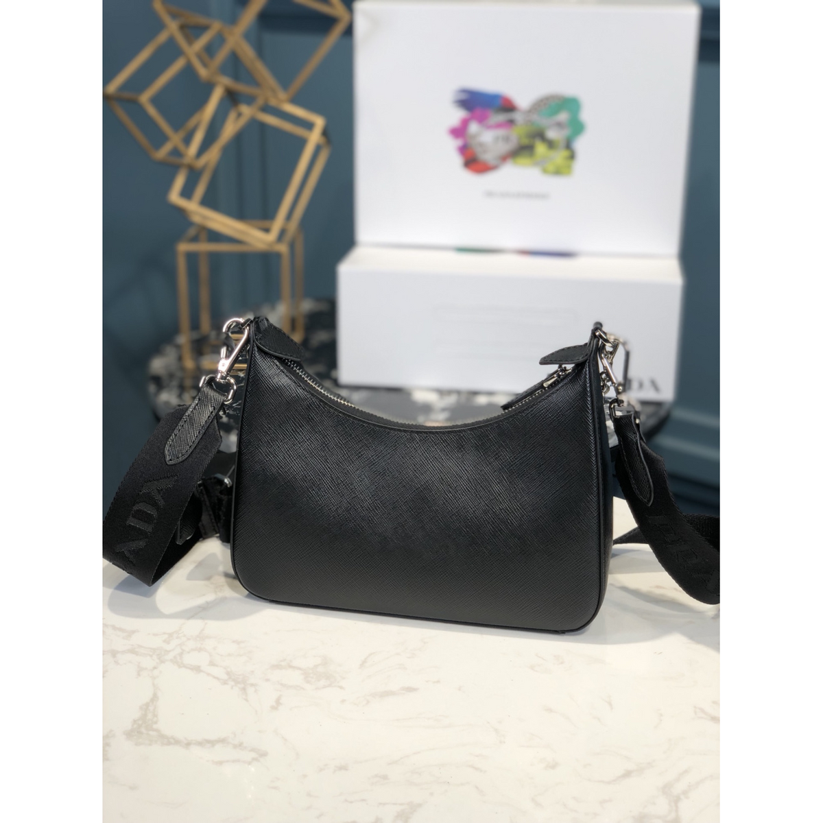 Bolsa Prada Saffiano Re-Edition 2005 em Couro 22x6x12cm (Preto e outras cores)