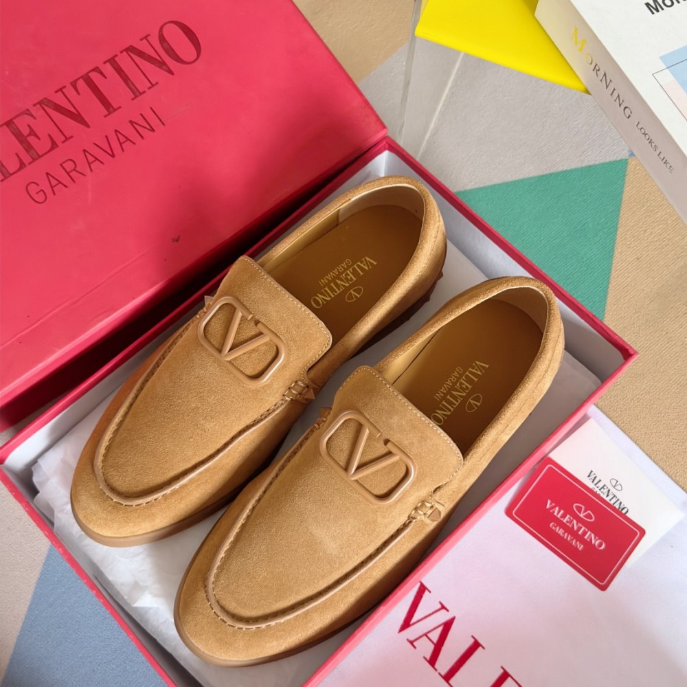 Valentino Garavani Leisure Flows Loafers em Camurça Marrom