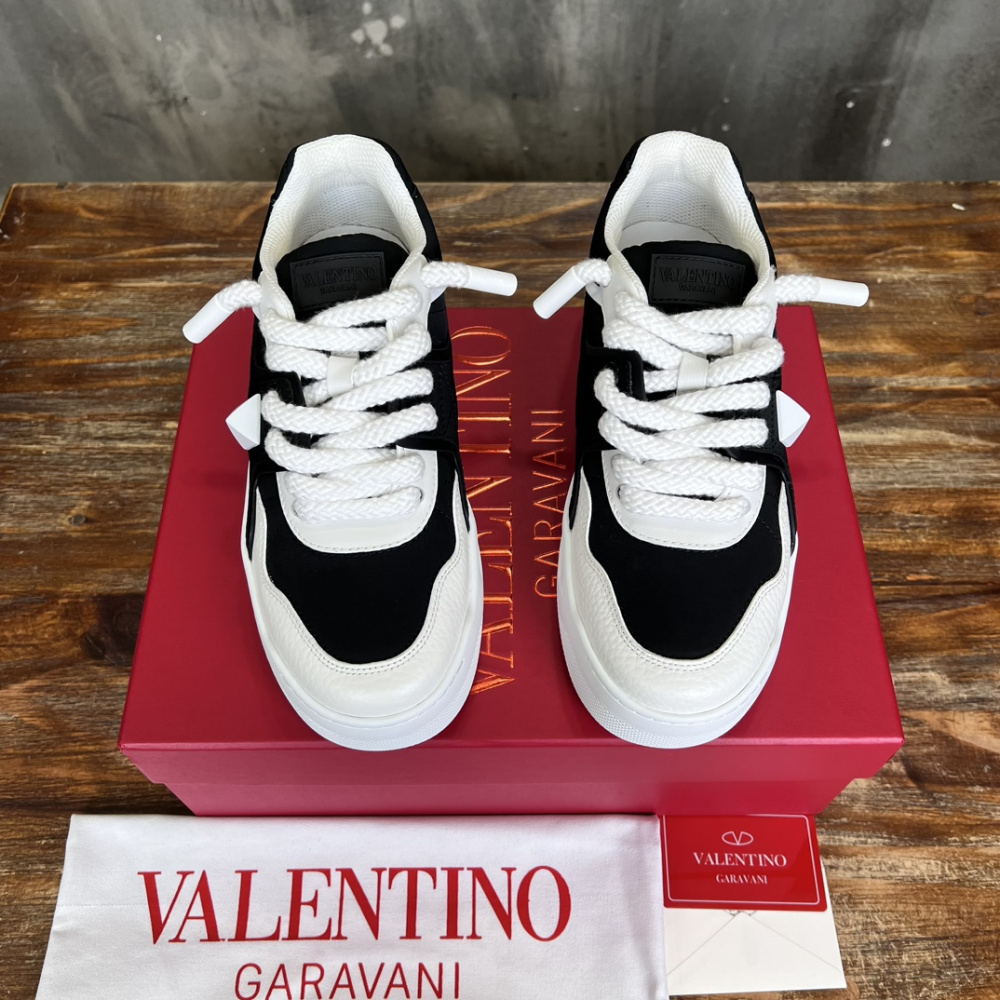 Tênis Valentino Garavani One Stud Camurça Preto/Branco
