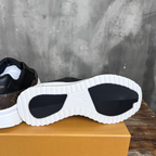 Louis Vuitton Tênis Run Away Preto/Canvas Monogram