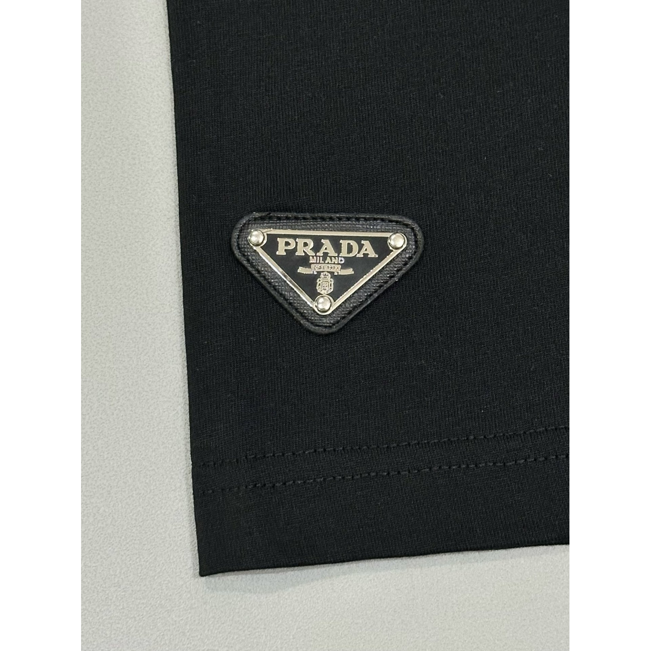 Camisa Prada em algodão com Logo na Manga Preta