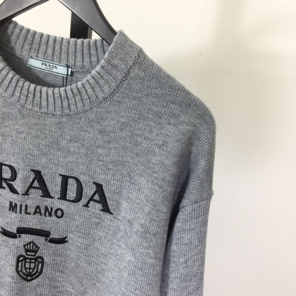 Moletom Prada com Logotipo Bordado Cinza