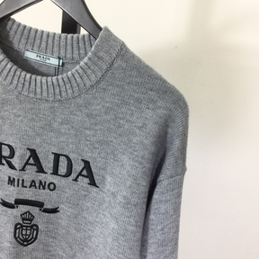 Moletom Prada com Logotipo Bordado Cinza