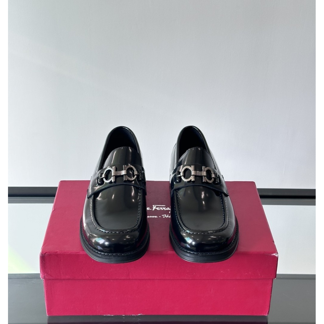 Sapato Mocassim Salvatore Ferragamo Social Couro Preto Liso com Fivela Gancini