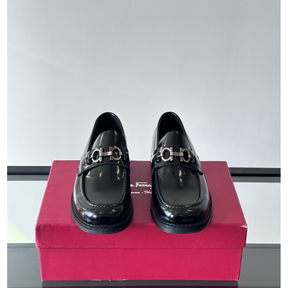 Sapato Mocassim Salvatore Ferragamo Social Couro Preto Liso com Fivela Gancini