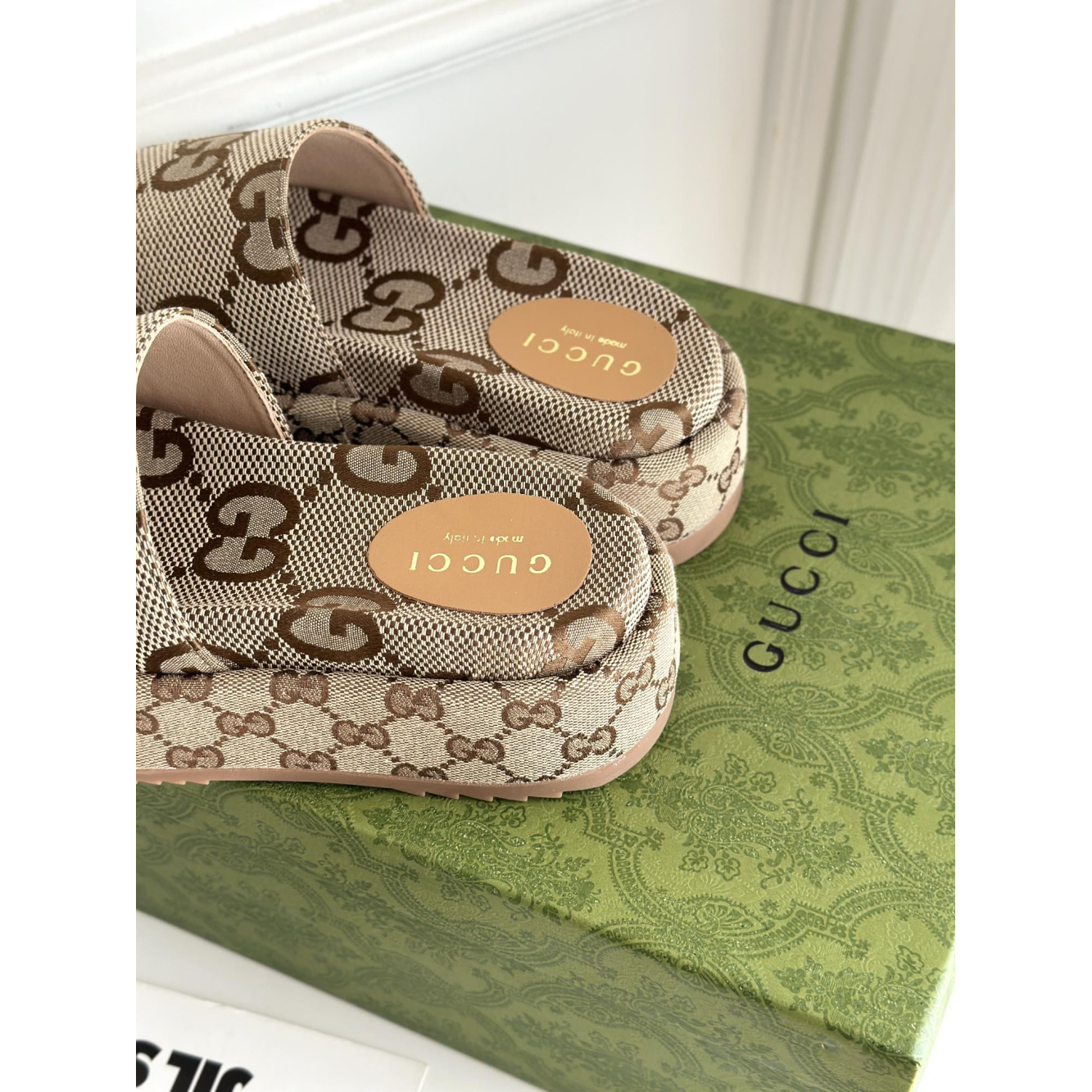 Sandália Gucci GG Maxi Canvas Flatform Slide Marrom