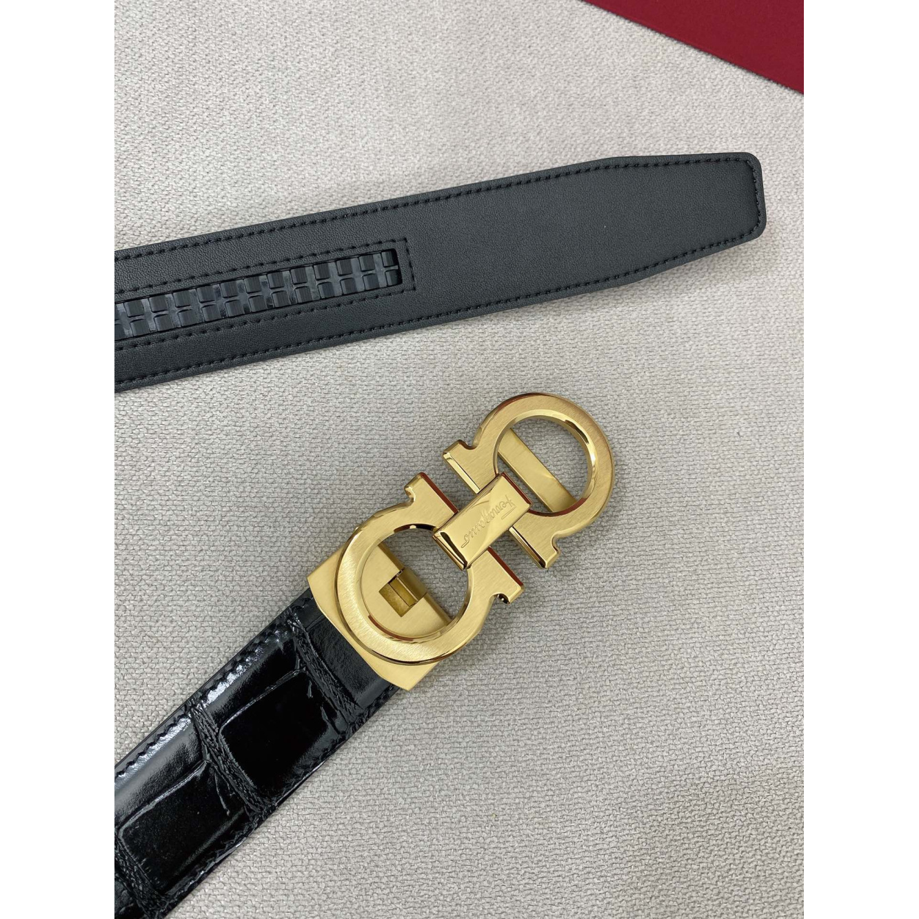 Cinto Salvatore Ferragamo Gancini Couro Croco Preto Fivela Dourada 3,5cm