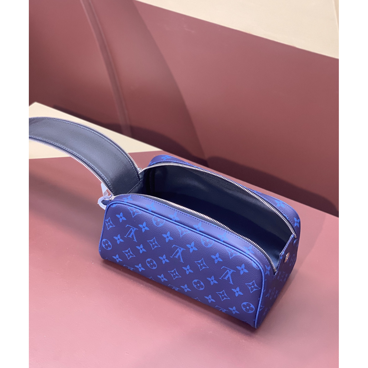 Necessaire Louis Vuitton LV Couro Taurillon Monogram Azul 28x15x16.5cm