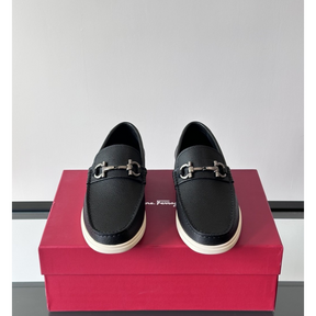 Sapato Mocassim Salvatore Ferragamo Casual Preto com Fivela Gancini