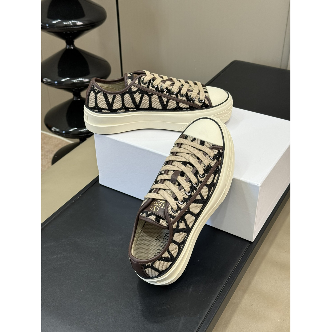 Tênis Valentino Garavani Toile Iconographe Totaloop Low-Top Preto/Bege