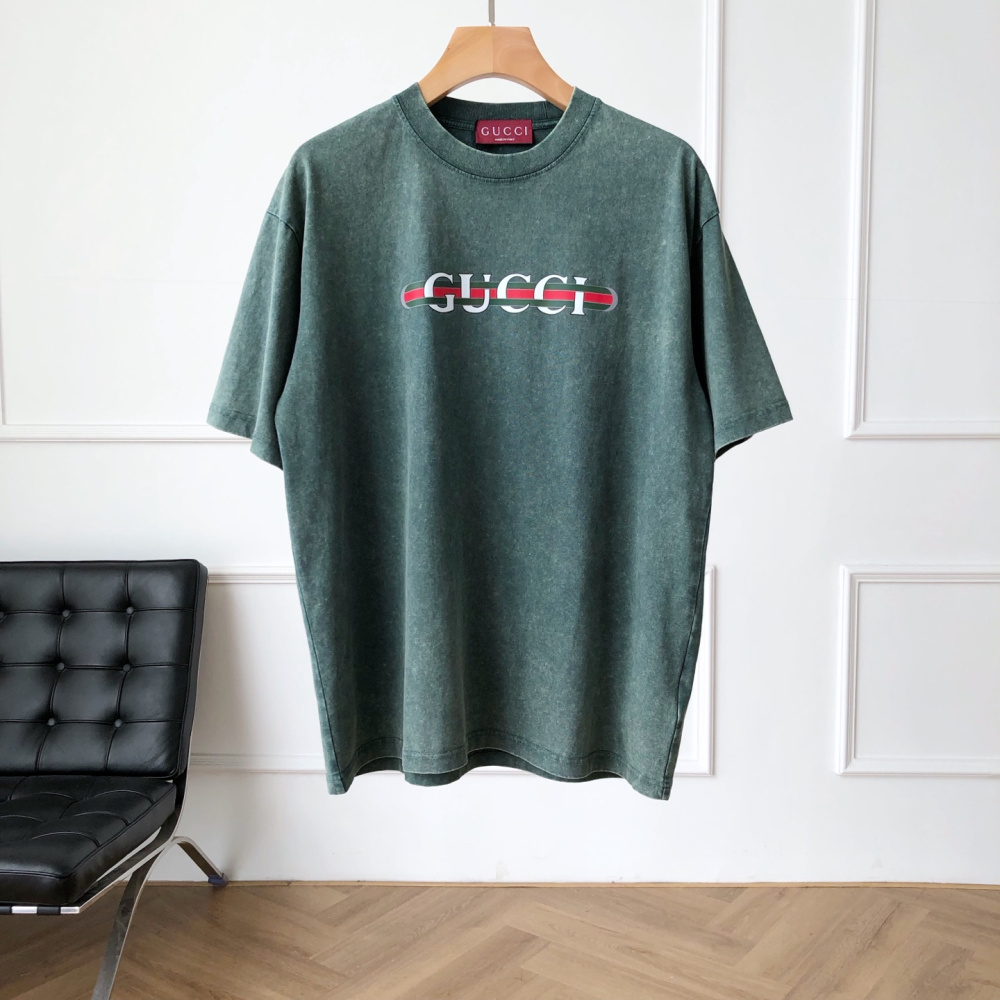 Camiseta Gucci com Placa de Logo Verde