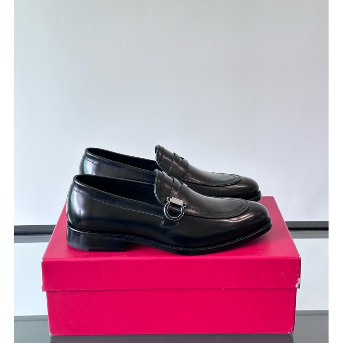Sapato Mocassim Salvatore Ferragamo Social Preto Couro Brilhoso com Fivela Gancini
