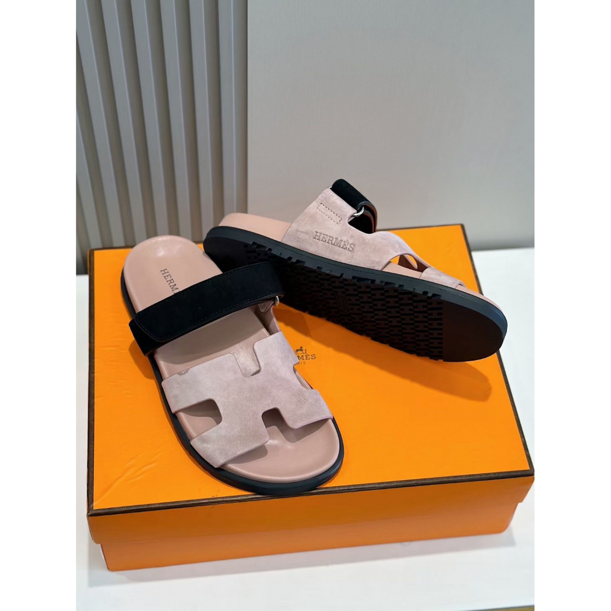 Sandália Hermès Chypre em Camurça Preto/Rosa
